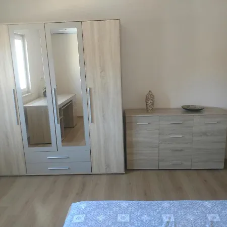 Korkyra Melaina * Medvinjak