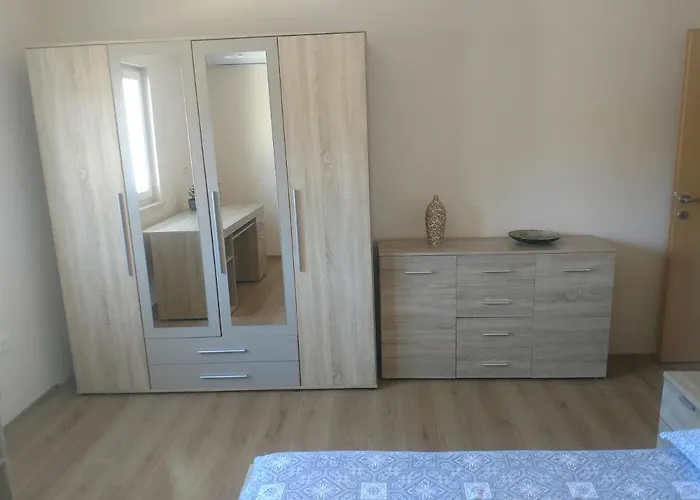 Korkyra Melaina * Medvinjak